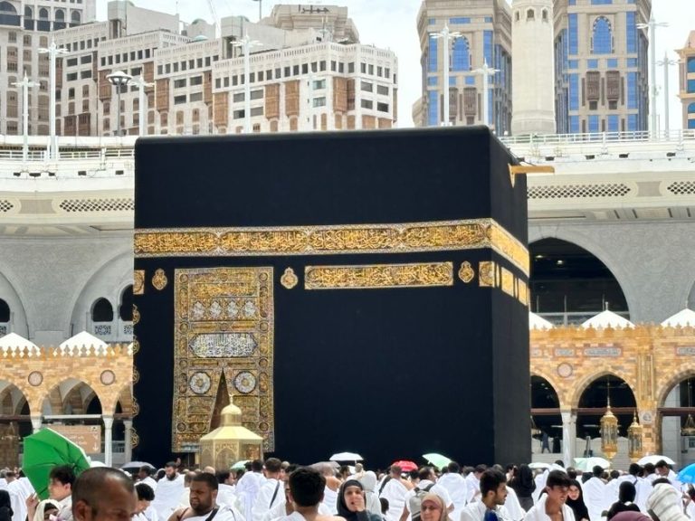 Gold bars and coins reflecting changing gold price saudi arabia market trends