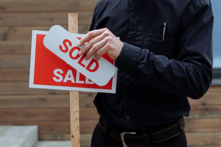 Illustration representing property transaction tax regulations for foreign buyers in Saudi Arabia